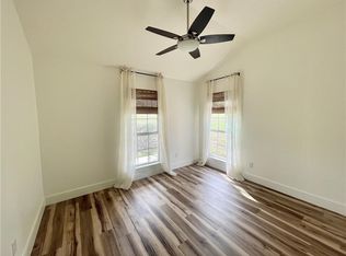 104 Cowal Dr S, Spicewood, TX 78669