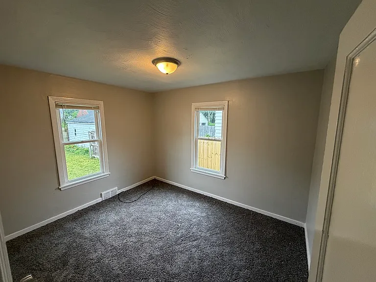 1160 Edna St SE — Photo 9