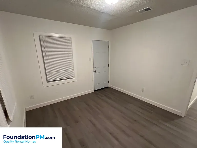 2773 Waverly Ave — Photo 5
