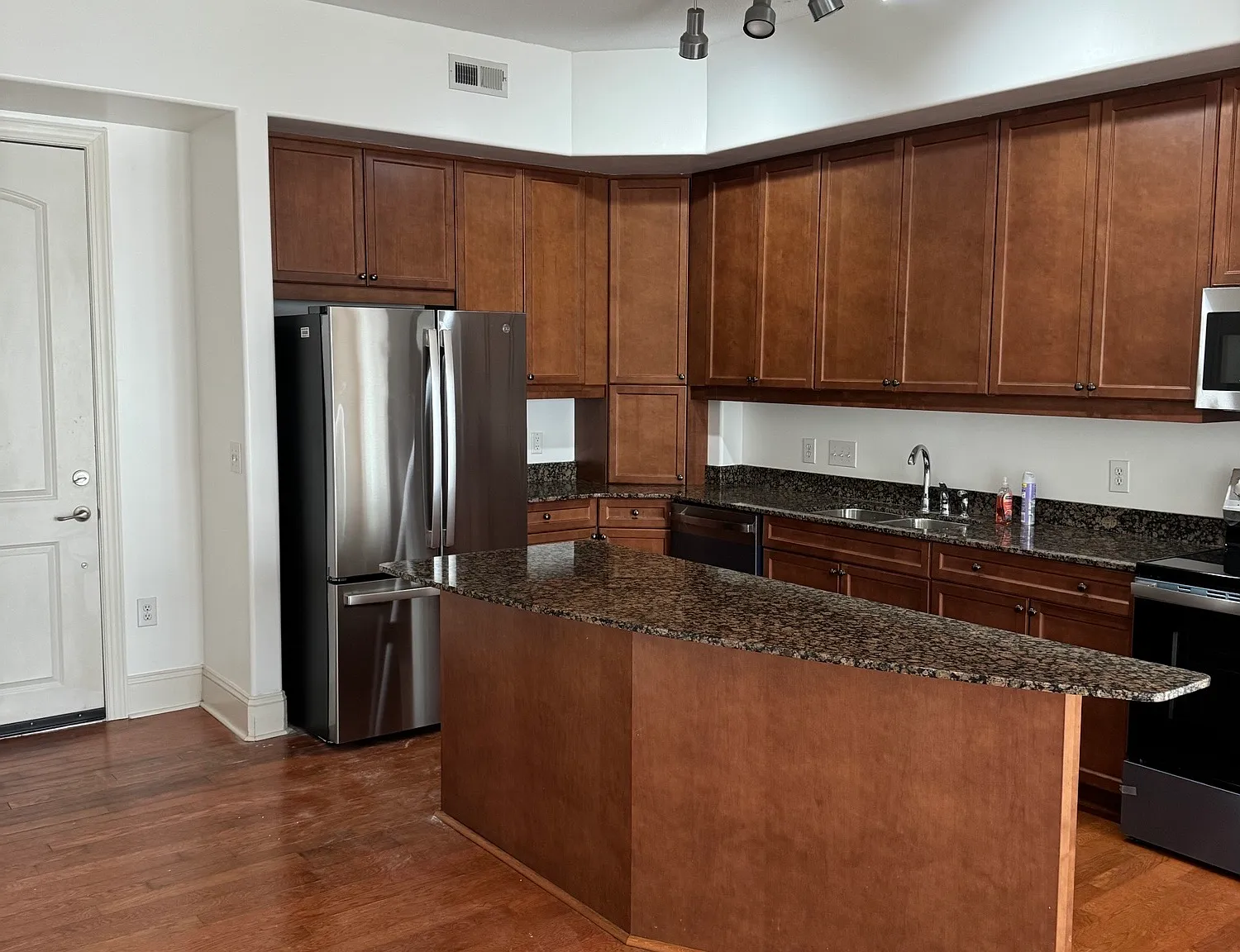1 bed, 730 sqft, $1,750 — Photo 1