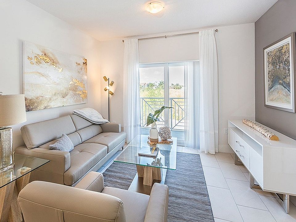 Airy Living with Room to Breathe