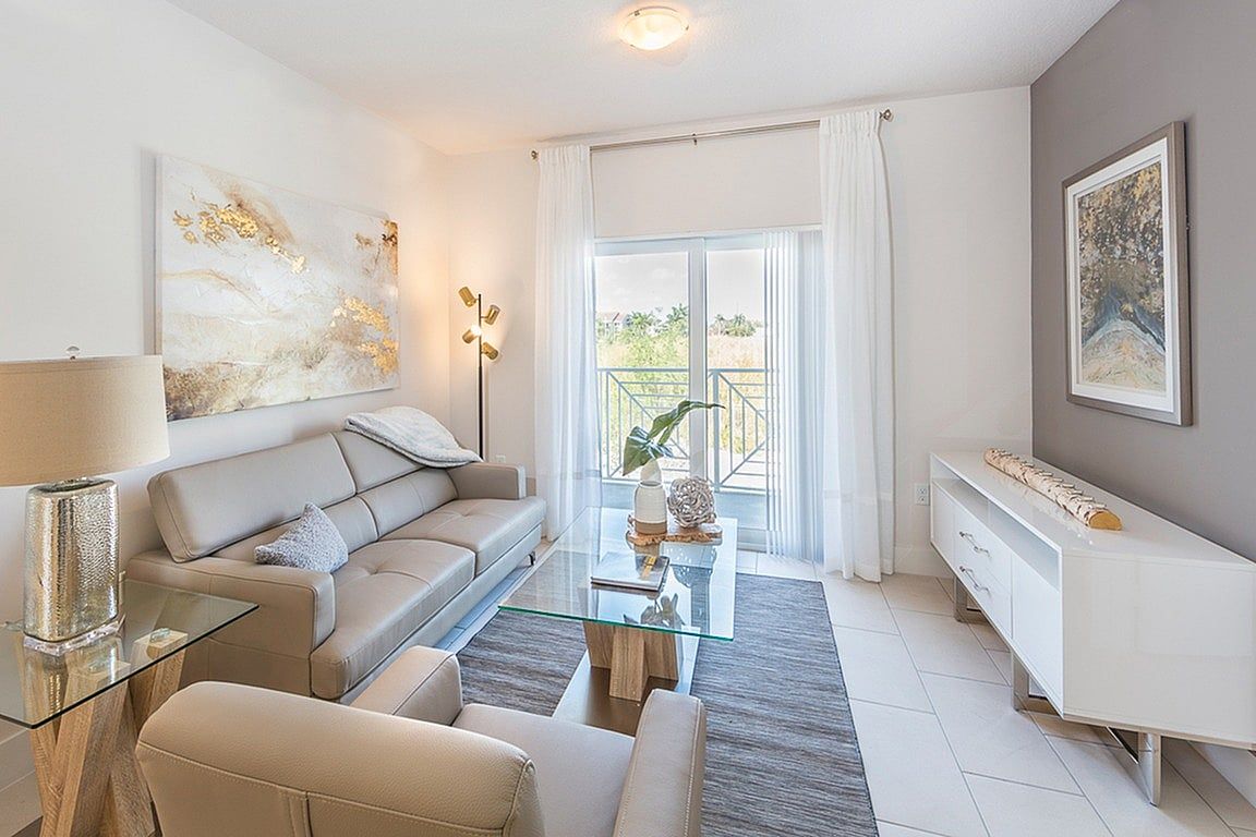 Airy Living with Room to Breathe