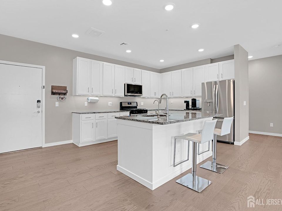 1st image of 131 Lorhan Dr #131