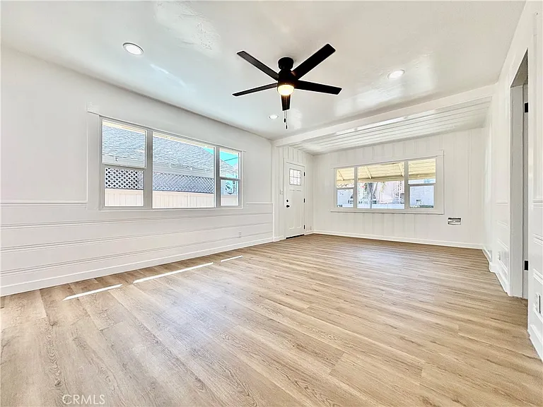 910 Acacia Ave — Photo 3