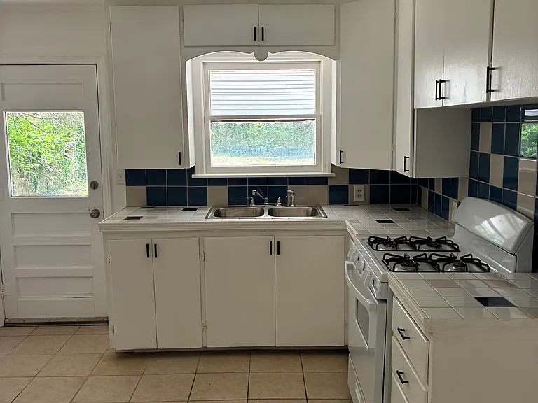 913 S Independence St — Photo 5
