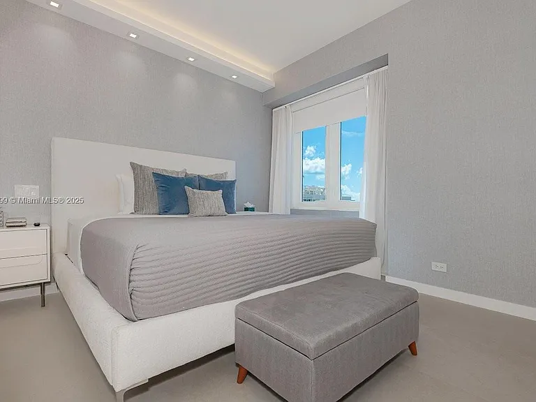 2301 Collins Ave — Photo 8