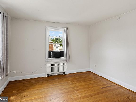 4th image of 449 E Green St