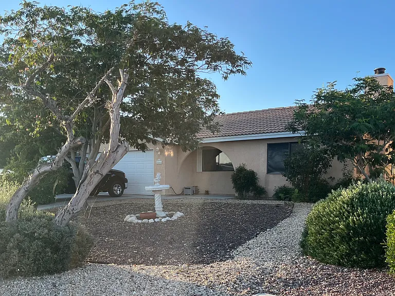 18040 Lakeview Dr — Photo 1
