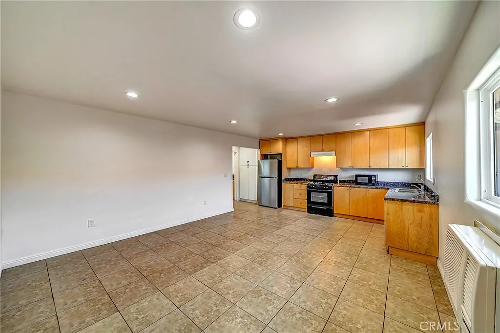 1 bed, 700 sqft, $1,800 — Photo 4