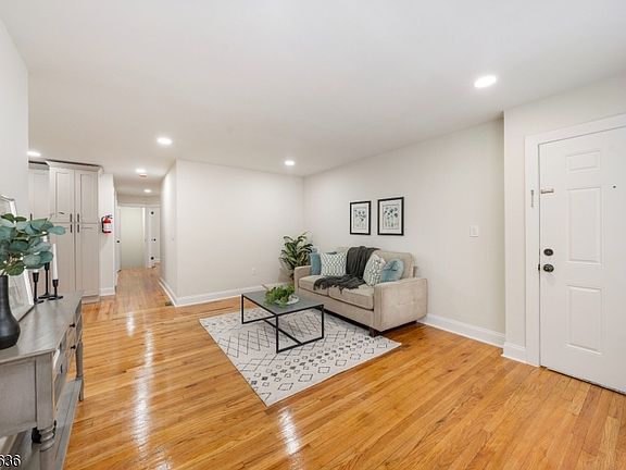 4th image of 28 Taranto Ct