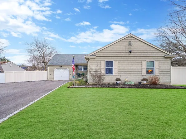 48 Henry Avenue, Selden, NY 11784
