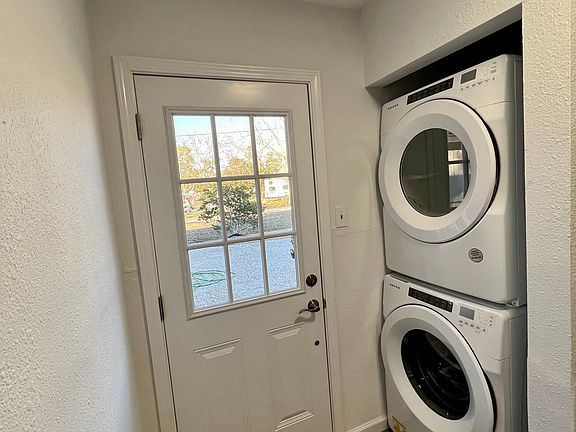 Full size washer and dryer, brand new purchased last month from Lowes