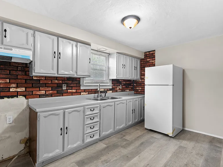 315 Averill Ave — Photo 8