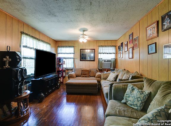 3rd image of 206 Edgebrook Ln