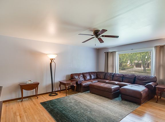 3rd image of 1327 Royal Dr