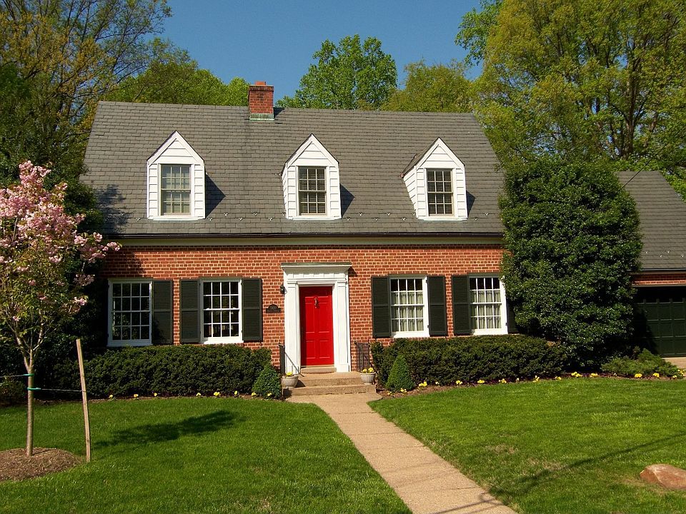 Beautifully Maintained Williamsburg Colonial
