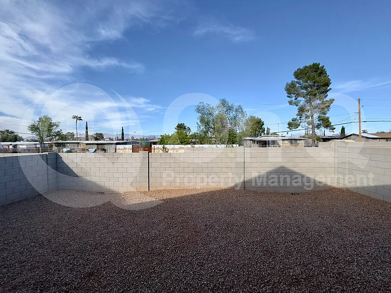 4069 E Market St — Photo 25