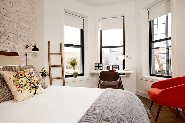 Rented by Tapiro Realty | media 61