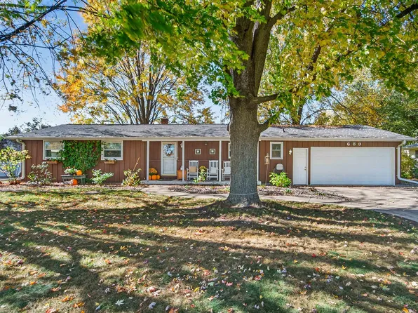 689 S Oakwood Rd, Oshkosh, WI 54904