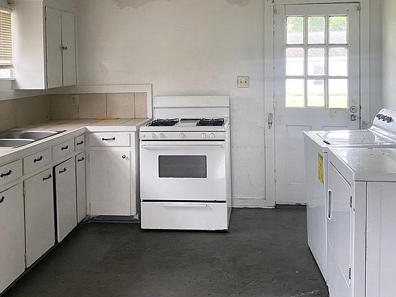 4th image of 24205 Engolio St