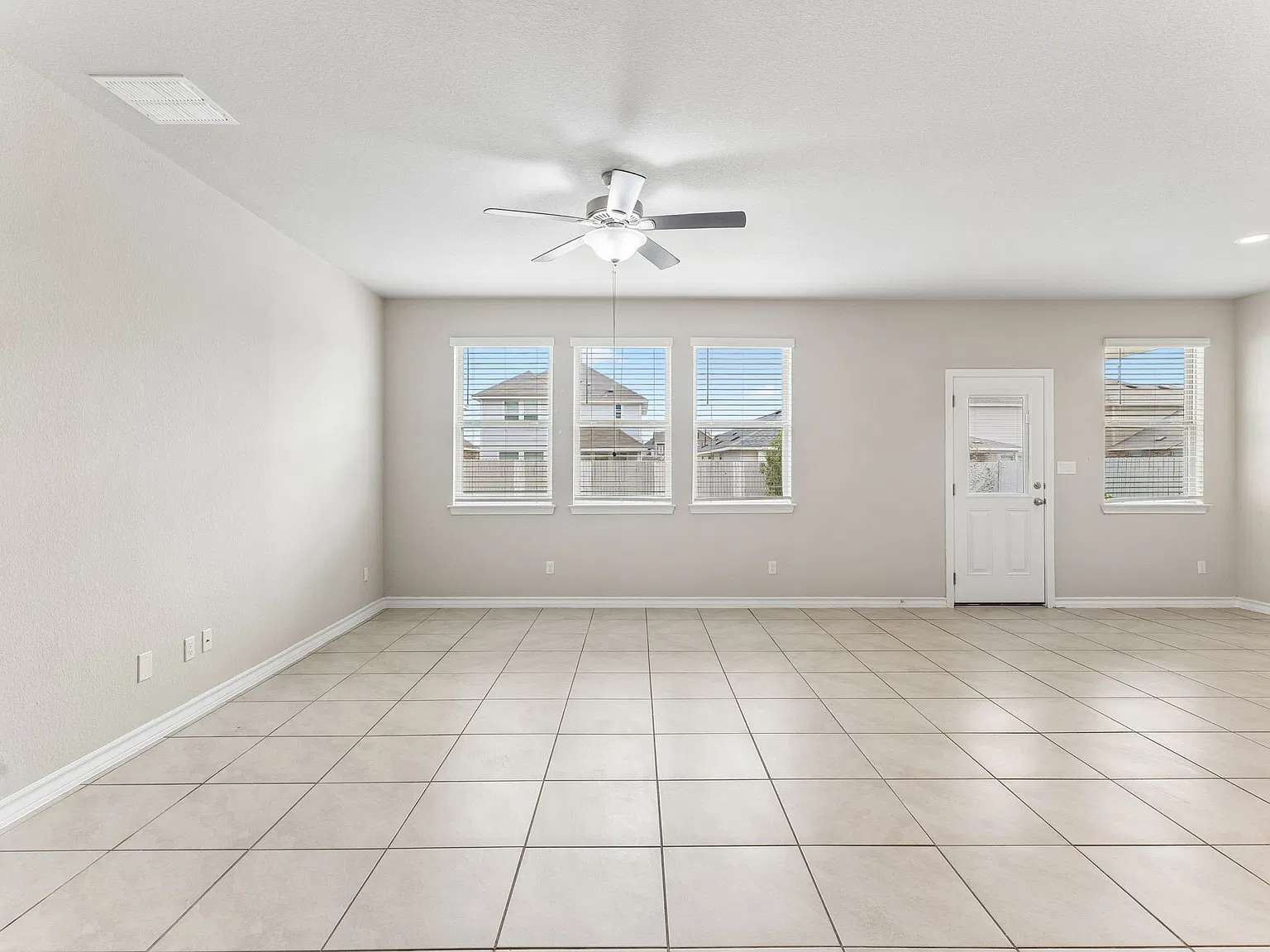 5 bed, 2638 sqft, $2,700 — Photo 4