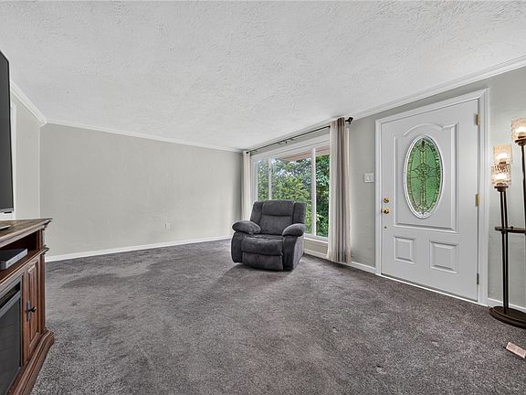5th image of 1560 Rosemary Dr