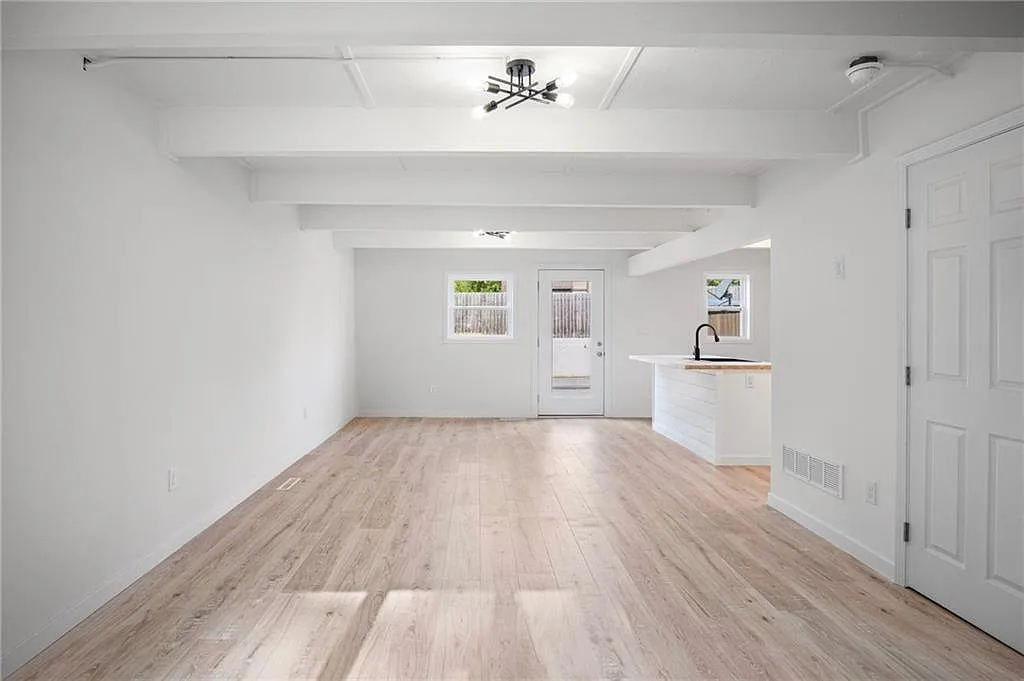 3 bed, 1.5 bath, 1232 sqft, $1,495 — Photo 3