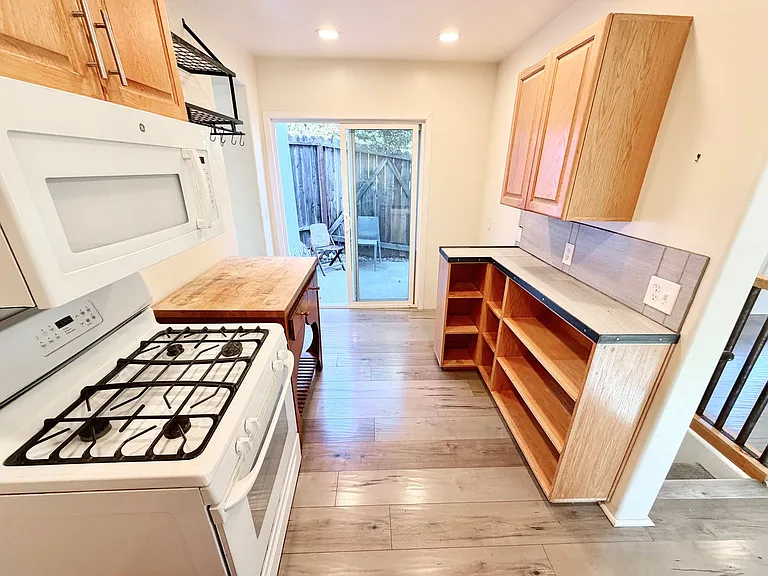 345 Crane Blvd — Photo 18