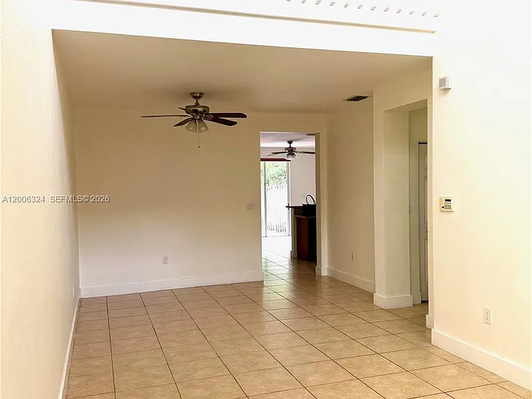 10747 NW 76th Ln — Photo 2