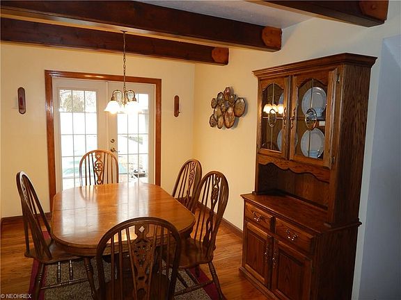 5th image of 996 Roberts St