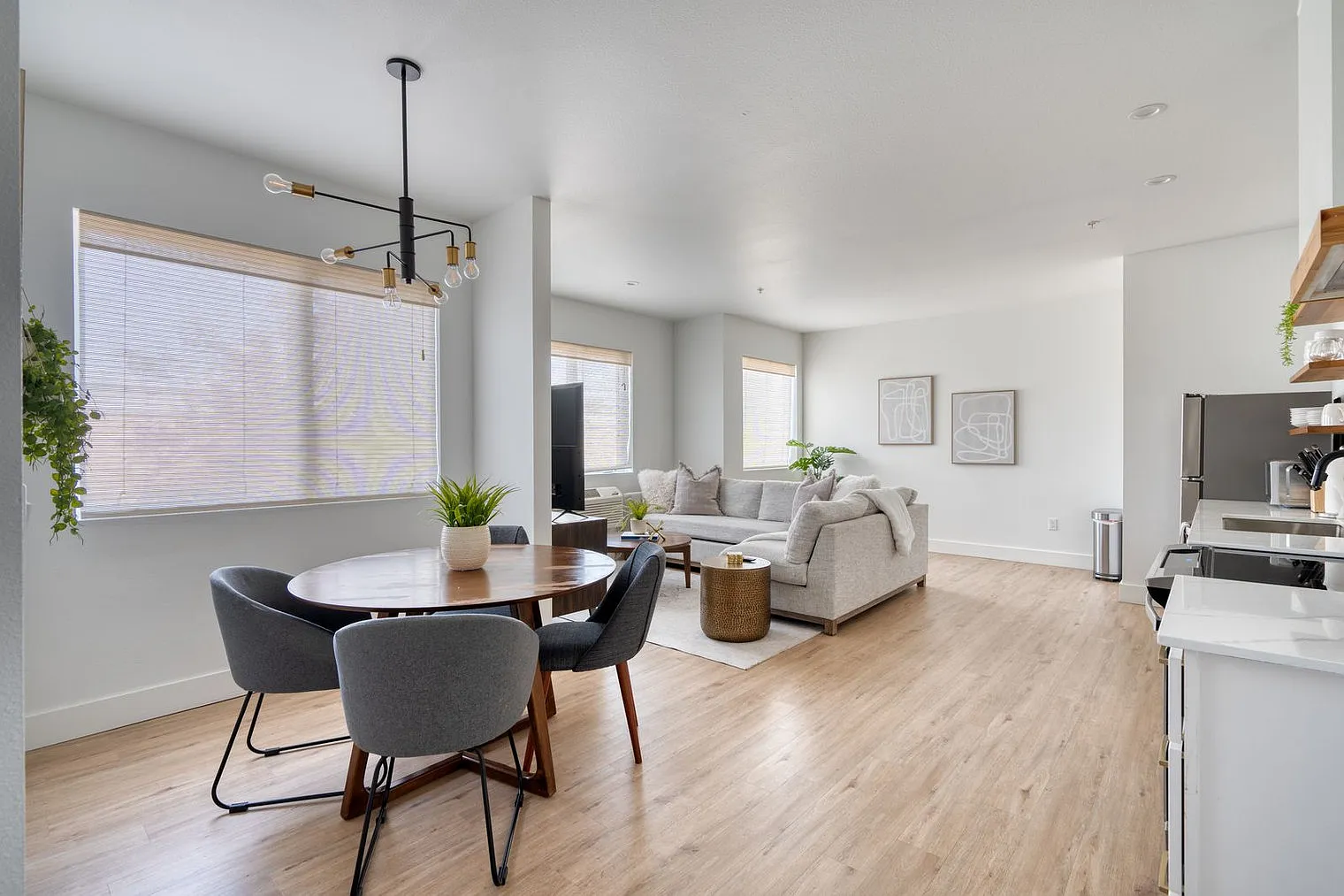2 bed, 1.0 bath, 742 sqft, $3,234 — Photo 2