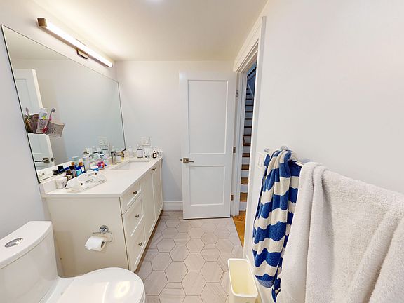 4th image of 14 Mount Hood Rd APT 2