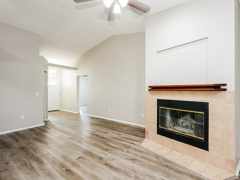 914 Axlewood Cir — Photo 4