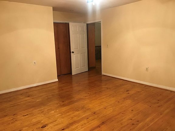 4th image of 410 Pecan St