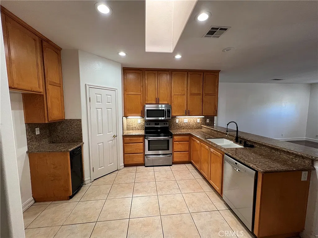 5 bed, 1925 sqft, $3,300 — Photo 3