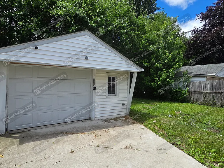 20252 Roscommon St — Photo 3