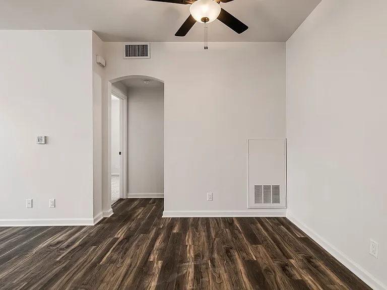 Sterling Oaks Luxury Apartments — Photo 23