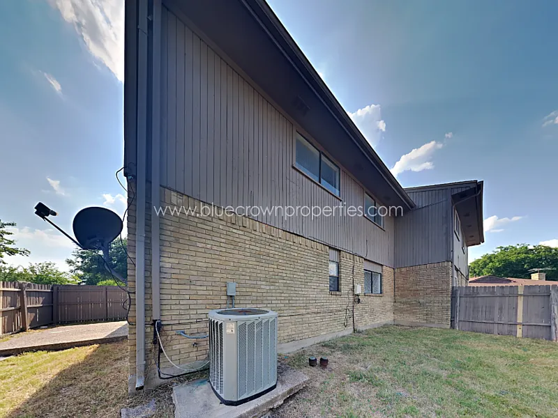 3 bed, 2.0 bath, 1463 sqft, $1,950 — Photo 2