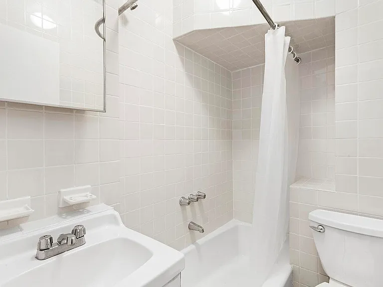 51 Bank St #3 — Photo 4