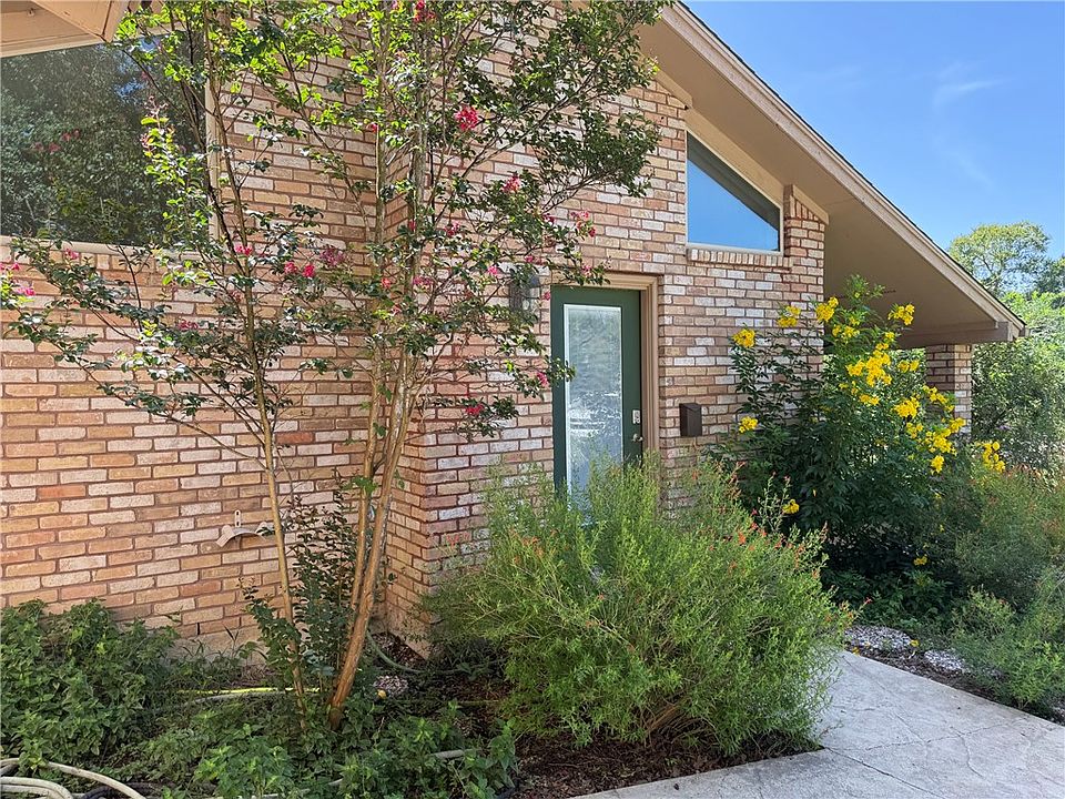 1st image of 6015 Los Robles Dr APT A