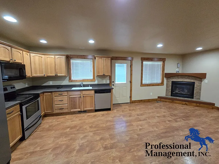 2035 Lake Hills Dr — Photo 2
