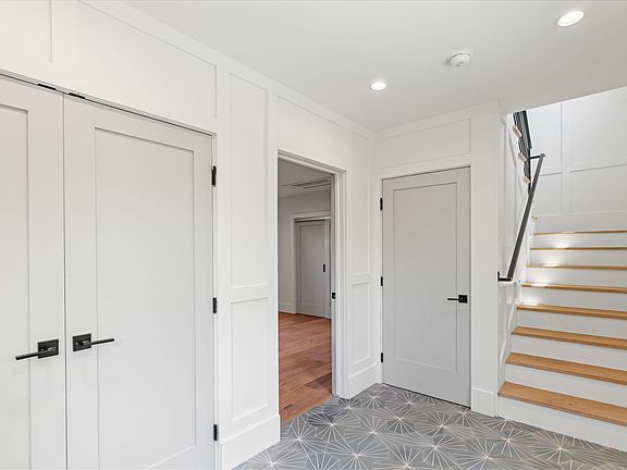 3rd image of 1121 E Acacia Ave #1/2