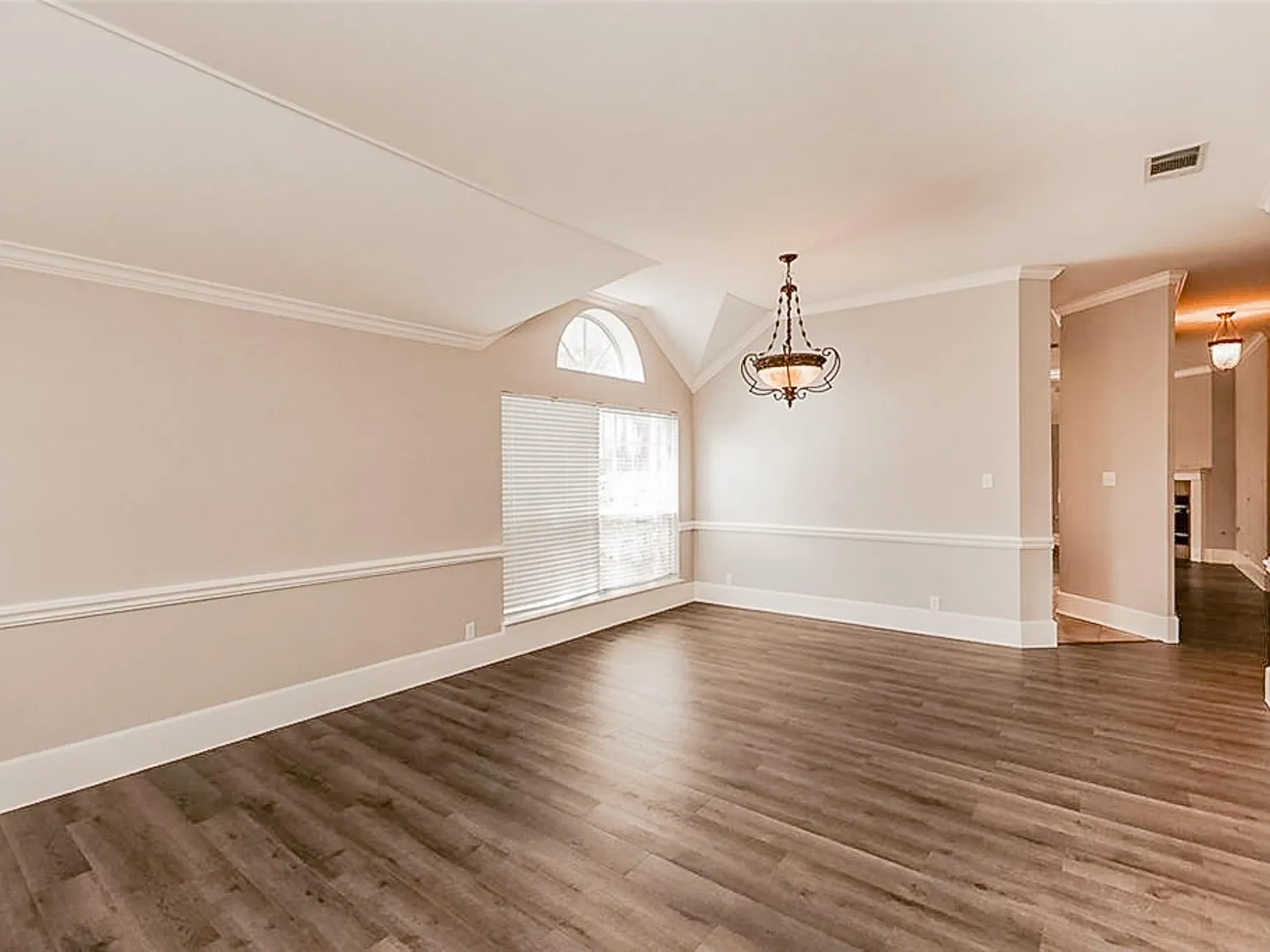 4 bed, 2.0 bath, 2025 sqft, $2,275 — Photo 3