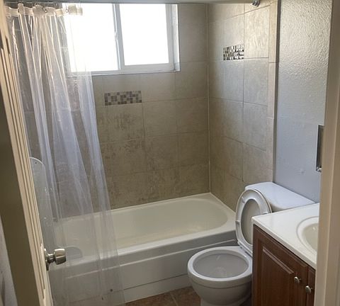 5th image of 1363 Yosemite St #107