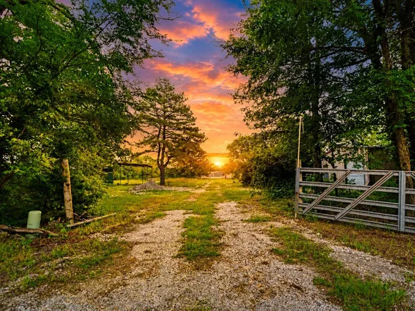 5889 Farm Road 910, Clarksville, TX 75426