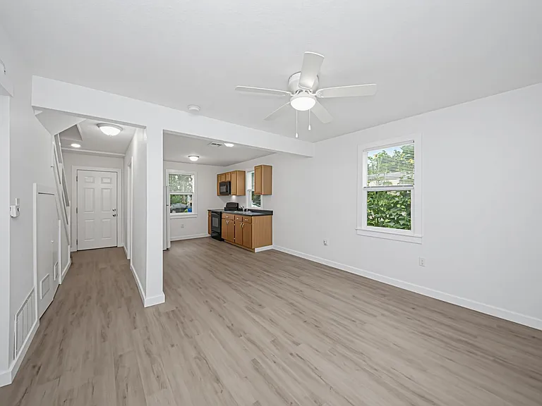 740 W 1st St — Photo 11