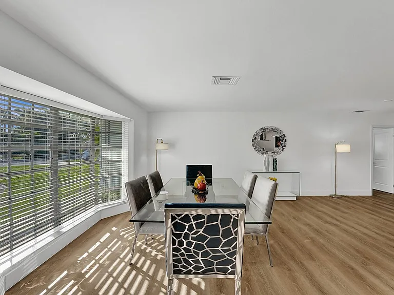 4751 NE 29th Ave — Photo 4