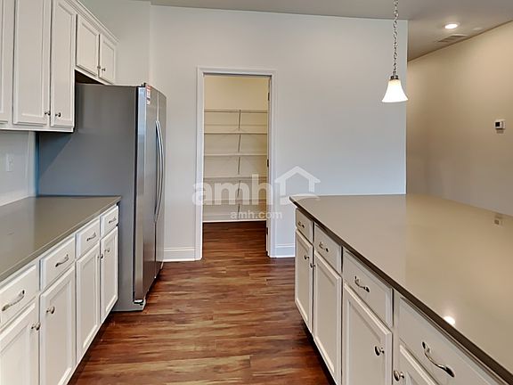 4th image of 868 Carnaby Ln