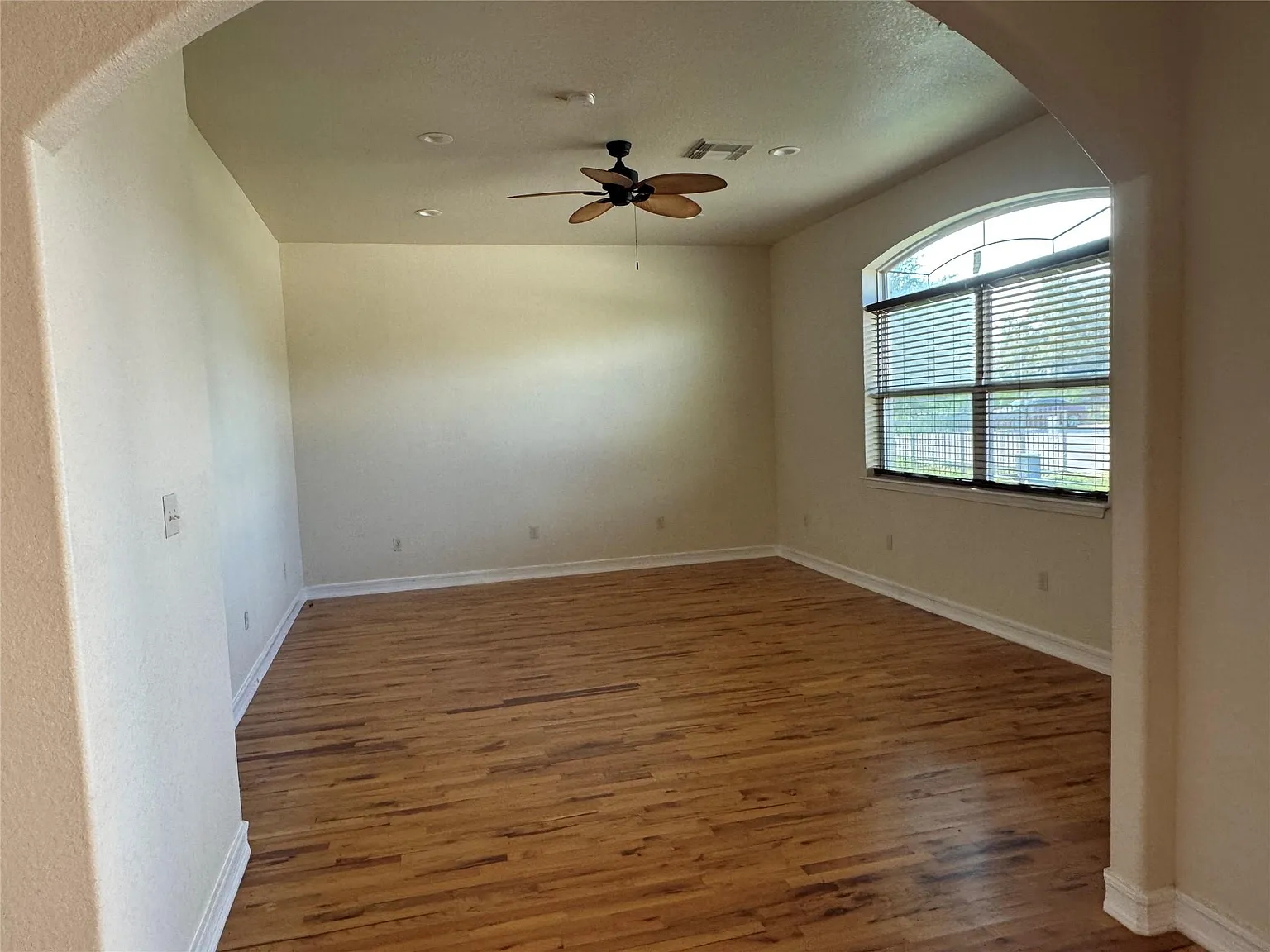 5 bed, 4.5 bath, 3500 sqft, $2,500 — Photo 4