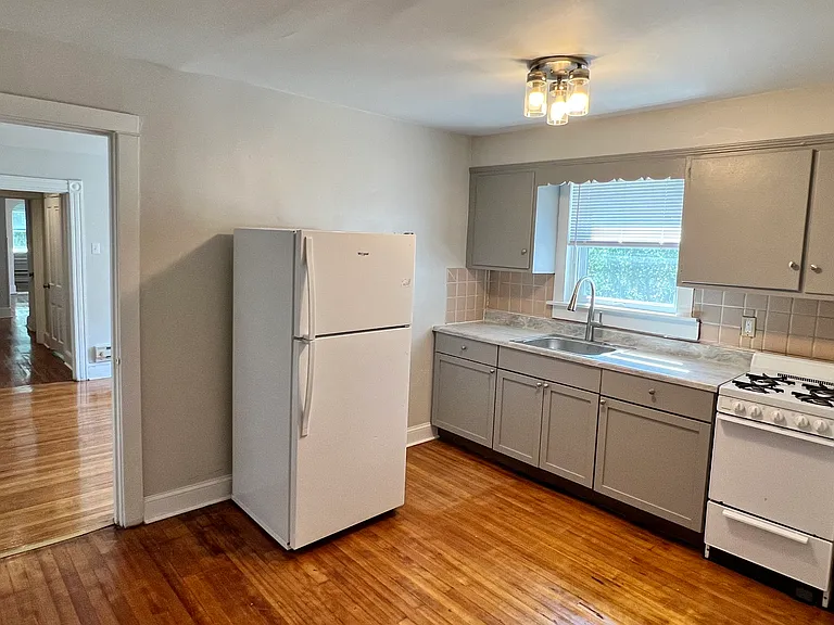 1411 E King St #6 — Photo 9